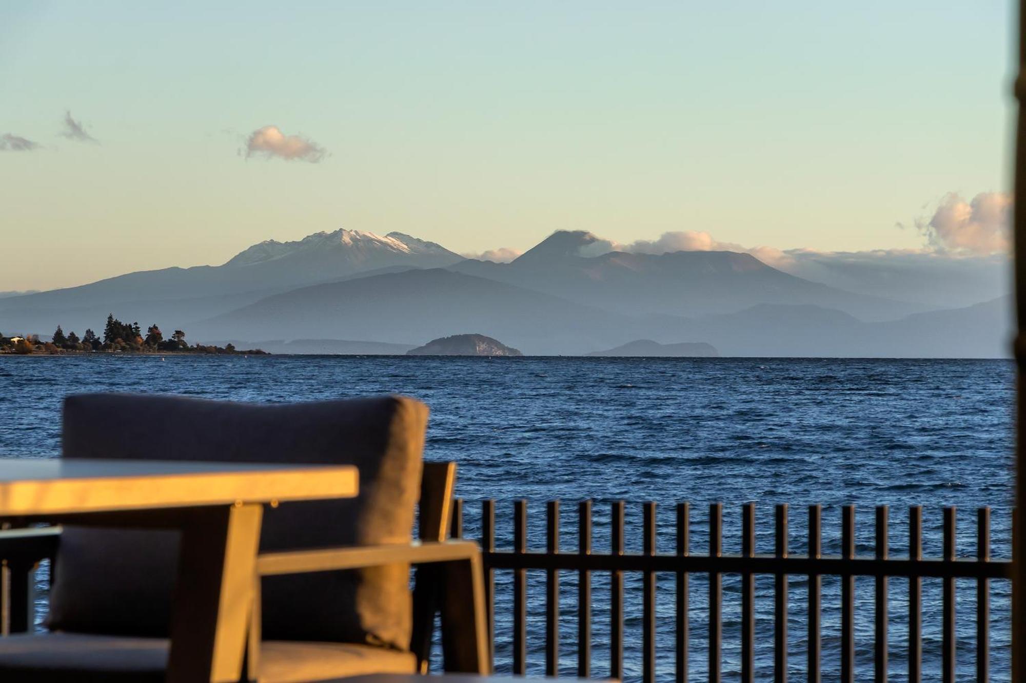 Absolute Lakefront House Taupo Ngoại thất bức ảnh
